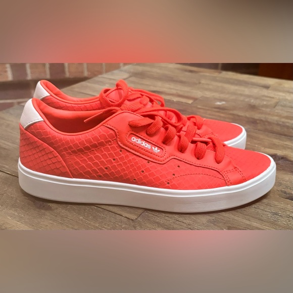 Ladies Adidas Sleek - Red - size 8 - Picture 2 of 8